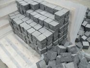 I lastricatori grigio scuro del ciottolo del granito, granito di densità 2.8g/Cm3 cuba la pavimentazione
